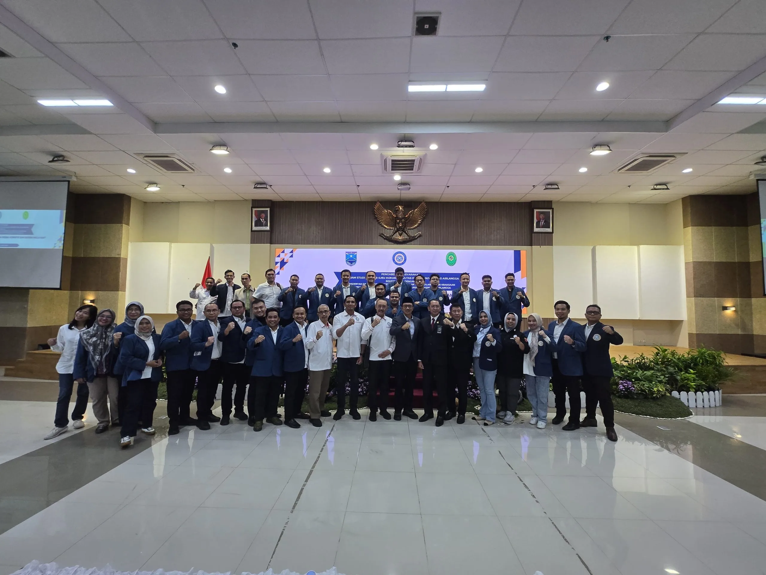 Para peserta dan pembicara kegiatan Pengabdian Masyarakat yang digelar Program Studi Doktor Ilmu Hukum Fakultas Hukum Universitas Airlangga di Gedung Kantor Bupati Probolinggo, Selasa (24/6). (Foto: Unair)