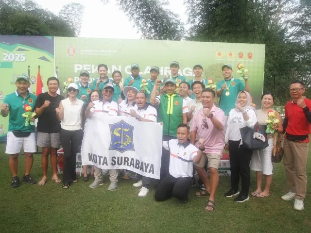 Atlet, Ofisial, dan orang tua golfer Kota Surabaya merayakan suksesnya memenangi empat medali emas dalam Pekan Olahraga Provinsi (Porprov) IX Jatim 2025 di Araya Golf Course, Malang. (Foto: PGI Jatim)