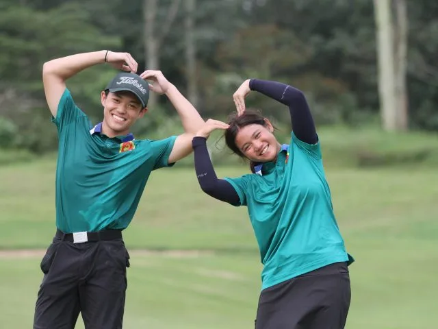 Selebrasi unik dua peraih medali emas pertama cabor golf Porprov IX Jatim 2025, William Justin Wijaya (kiri) dan Calista Allegra Dewantara (kanan). William dan Calista menyumbangkan medali emas bagi Kota Surabaya dari nomor perorangan putra dan putri. (Foto: PGI Jatim)