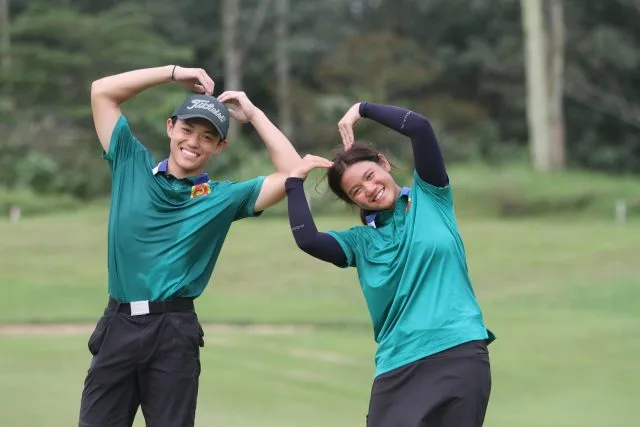 Selebrasi unik dua peraih medali emas pertama cabor golf Porprov IX Jatim 2025, William Justin Wijaya (kiri) dan Calista Allegra Dewantara (kanan). William dan Calista menyumbangkan medali emas bagi Kota Surabaya dari nomor perorangan putra dan putri. (Foto: PGI Jatim)