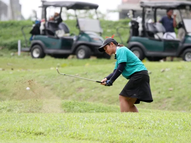 Pegolf Surabaya Calista Allegra Dewantara saat memukul bola dari bunker. (Foto: PGI Jatim)