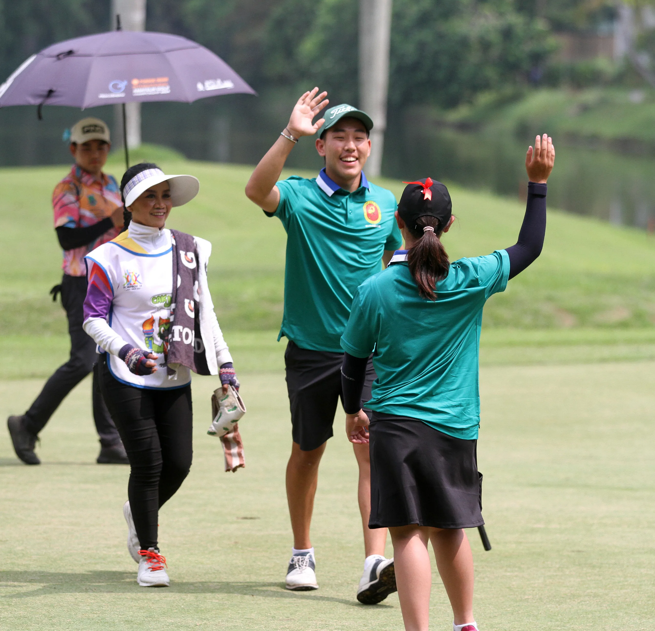Selebrasi pegolf Kota Surabaya Nathan Christoper Widjaya dan rekannya Calista Allegra Dewantara setelah menaklukkan hole ke-18 Araya Golf Course, Malang, dalam nomor foursome mix cabor golf Porprov IX Jatim 2025, Sabtu (28/6). (Foto: PGI Jatim)