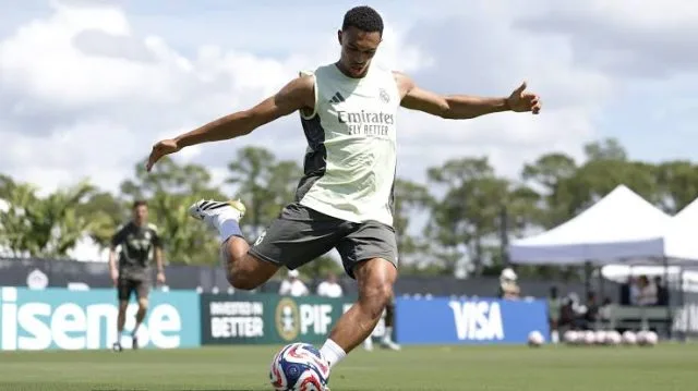 Aksi Trent Alexander-Arnold saat latihan bersama rekan-rekannya di Real Madrid. (Foto: Diario AS)