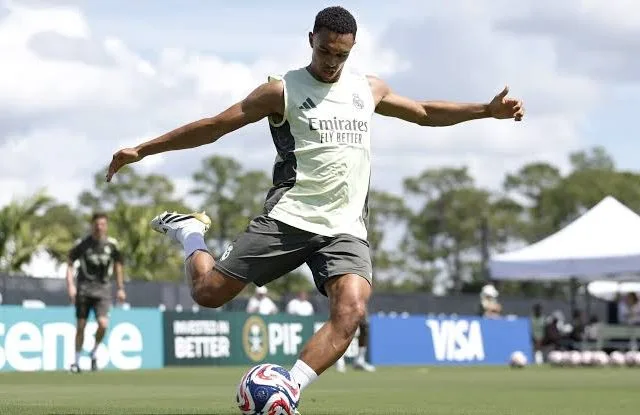 Aksi Trent Alexander-Arnold saat latihan bersama rekan-rekannya di Real Madrid. (Foto: Diario AS)