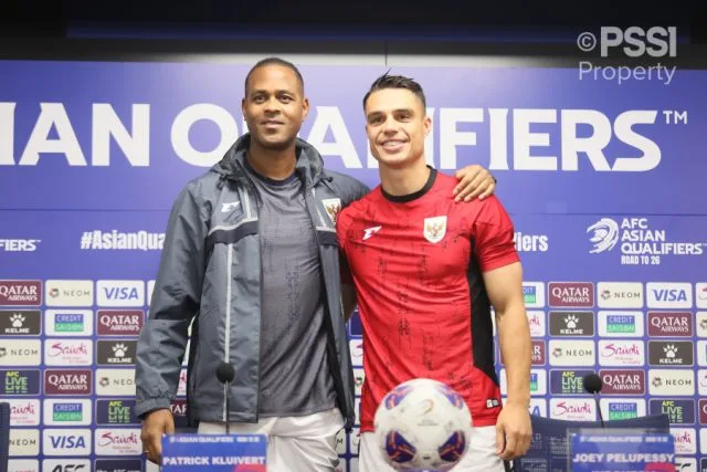 Pelatih timnas Indonesia Patrick Kluivert bersama gelandang Joey Pelupessy saat konferensi pers di Osaka, Jepang, Senin malam (9/6). (Foto: PSSI)