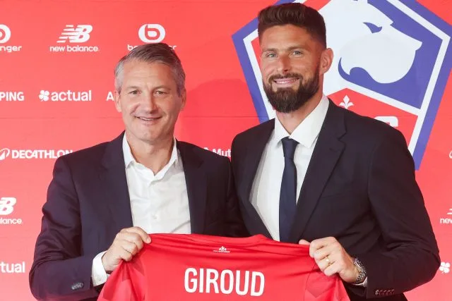 Olivier Giroud (kanan) saat diperkenalkan sebagai penggawa Lille OSC. (Foto: AFP)