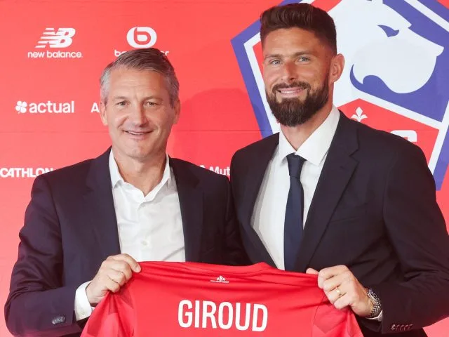 Olivier Giroud (kanan) saat diperkenalkan sebagai penggawa Lille OSC. (Foto: AFP)