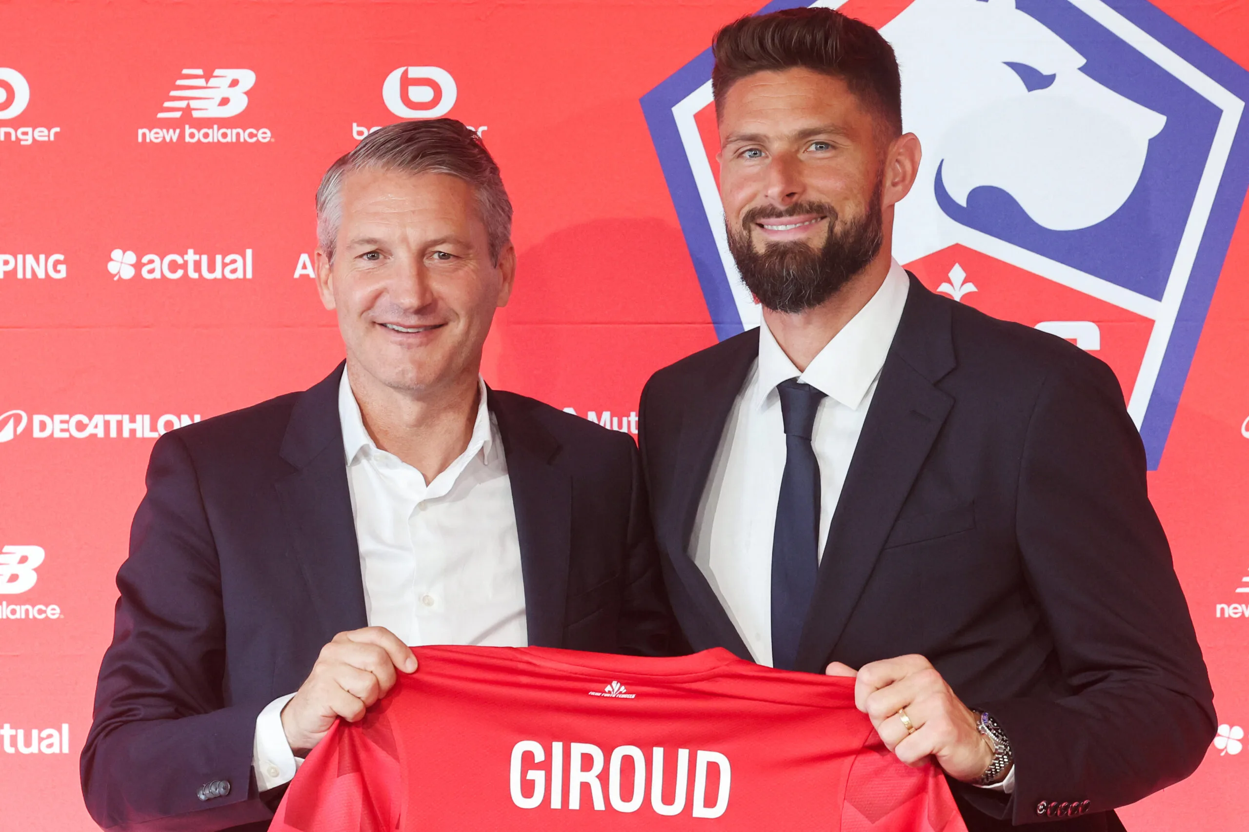 Olivier Giroud (kanan) saat diperkenalkan sebagai penggawa Lille OSC. (Foto: AFP)