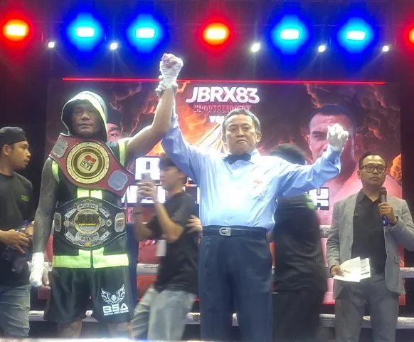 Petinju Roy Tua Manihuruk saat memenangi gelar juara tinju kelas menengah nasional dalam ajang JBRX Vol 2 di Sport Center Uinsa, Surabaya, Sabtu l26/7). (Foto: Istimewa)