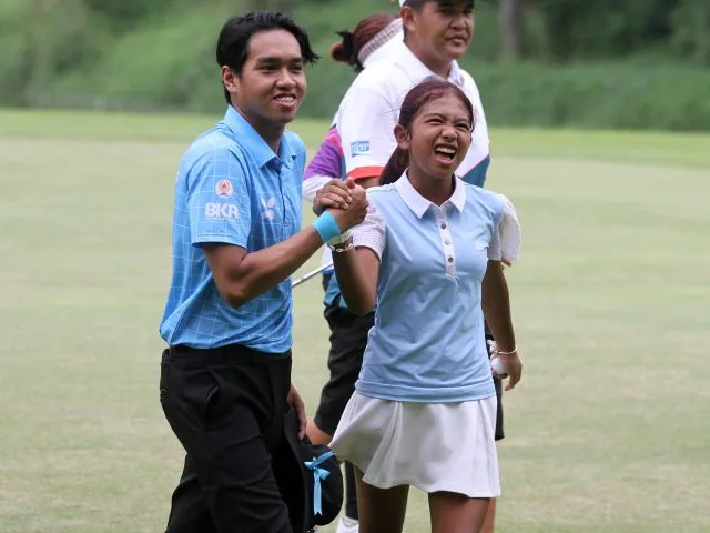Senyum Queen Shine Gracella saat menjalani nomor foursome mix bersama Daffa Putra Hardian dalam Pekan Olah Raga Provinsi (Porprov) IX Jatim 2025. (Foto: PGI Jatim)