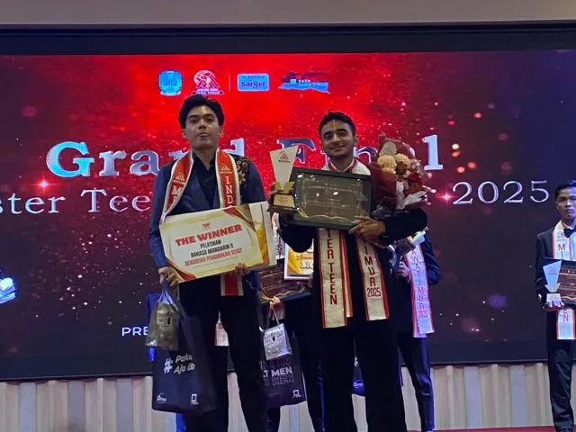 Mister Teen Indonesia Ryan Novanda (kanan) dan pemenang Mister Teen Jatim Hanif Segaf saat malam penganugerahan Mister Teen Jatim di Excotel Design Hotel Surabaya, Sabtu (5/7). (Foto: Istimewa)