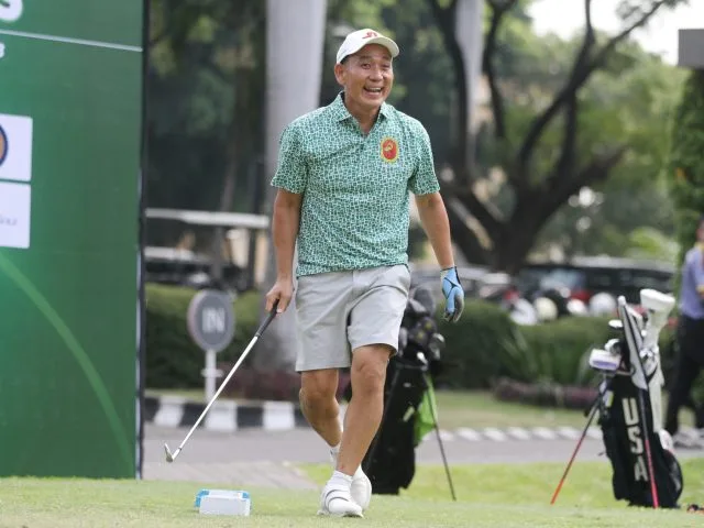 Kapten tim Kota Surabaya Rudy Ayong setelah pukulannya melenceng. (Foto: Istimewa)