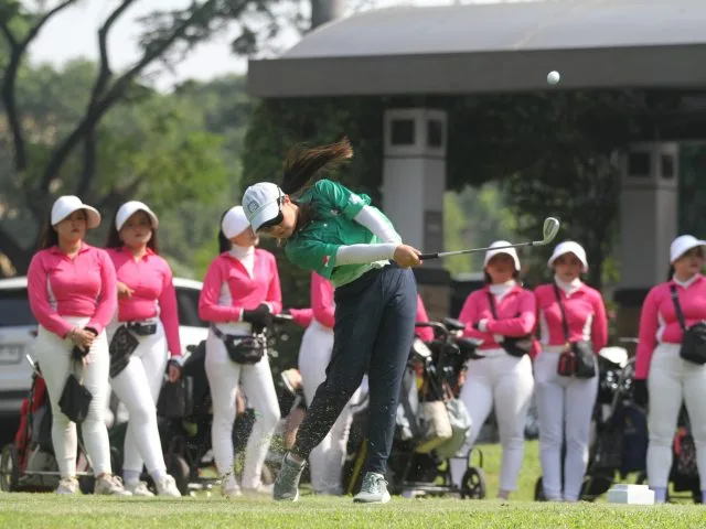 Pegolf peserta Annabelle Leimena saat memukul di tee box 1 Pakuwon Golf & Family Club, Surabaya. (Foto: Istimewa)