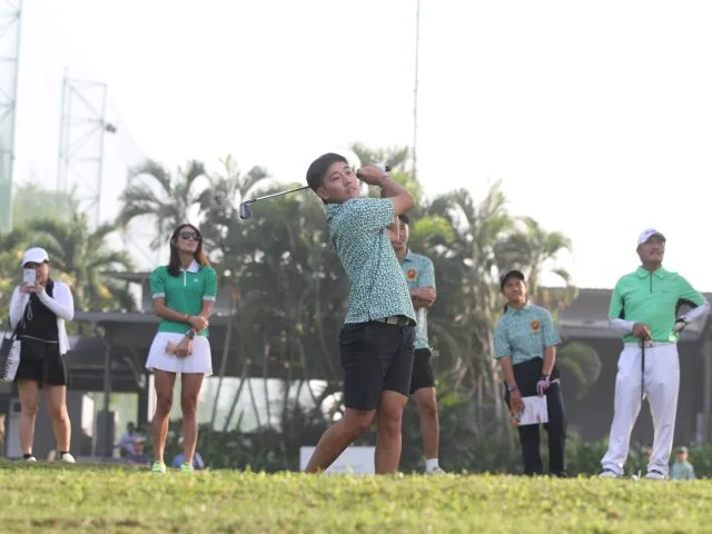 Pegolf Kota Surabaya Nathan Christoper Widjaya saat memukul. (Foto: Istimewa)