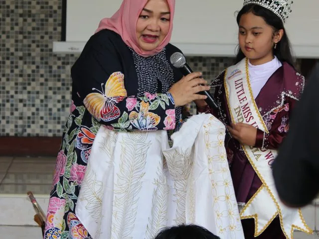 Nasyaluna Luvenia (kanan) bersama Diah Gardenia selaku Corporate Development Specialis dalam kegiatan pelestarian batik di SD Anak Bangsa Cerdas (ABC), Taman Dayu, Pandaan, Jumat (25/7). (Foto: Istimewa)