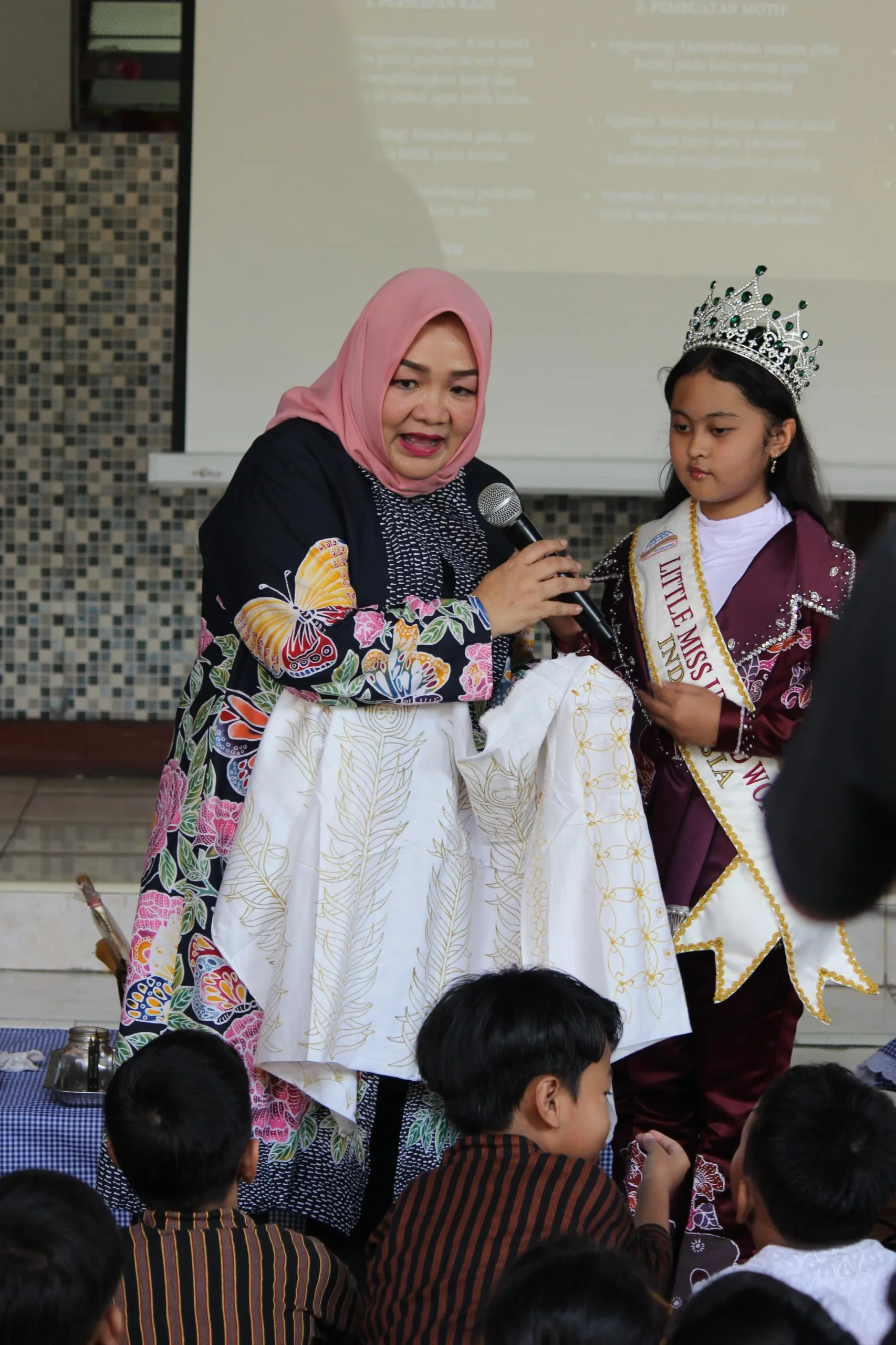 Nasyaluna Luvenia (kanan) bersama Diah Gardenia selaku Corporate Development Specialis dalam kegiatan pelestarian batik di SD Anak Bangsa Cerdas (ABC), Taman Dayu, Pandaan, Jumat (25/7). (Foto: Istimewa)