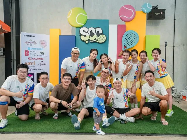 Komunitas padel Sobat CangCool (SCC) yang berkumpul bermain padel bersama di Jungle Padel Citraland, Surabaya, Sabtu (26/7). (Foto: Istimewa)