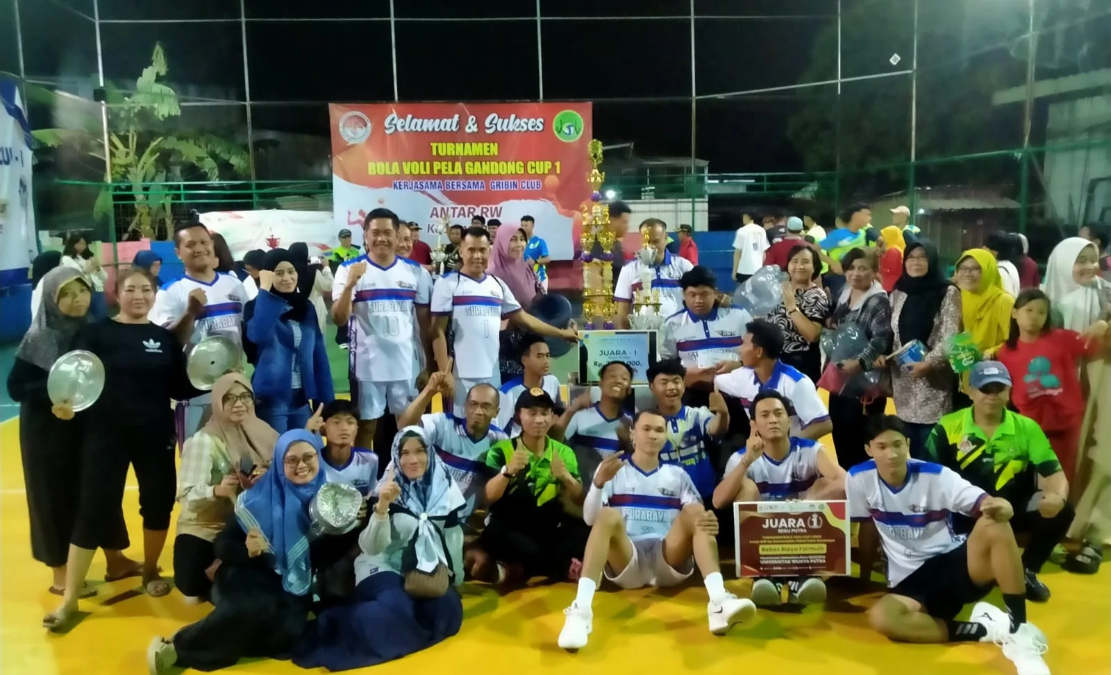 Tim Bola Voli Putra RW XIII dan Putri RW XII Juara Pela Gandong-Gribin Cup I 