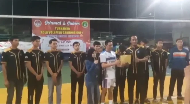 Tim Voli Indoor Putra Porprov IX Surabaya Terima Bonus Sunnah Rp 20 Juta dari Menejer 