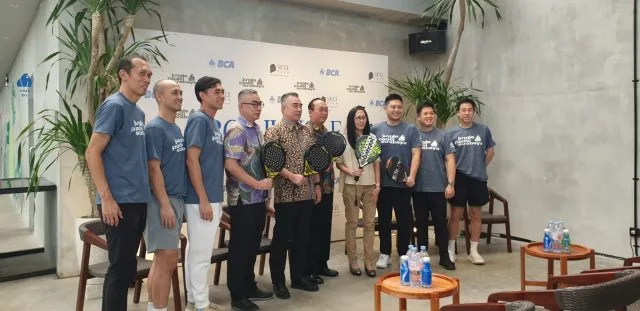 Dari kiri ke kanan: Hendra (Citraland), Harly (Jungle Padel), Tommy (Jungle Padel), Rony Owen (BCA), Sony Ukar (BCA), Kennedy (Ketua Penyelenggara), Michael (Jungle Padel), Brian (Jungle Padel)
