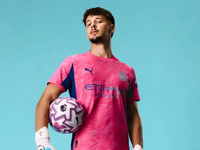 James Trafford berkostum Manchester City. (Foto: mancity.com)