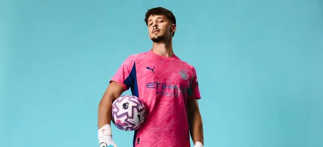 James Trafford berkostum Manchester City. (Foto: mancity.com)