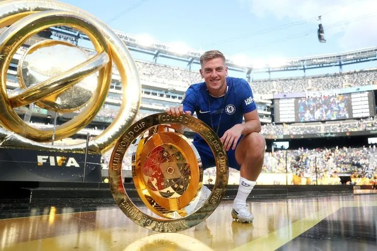 Striker Chelsea Liam Delap dan trofi Piala Dunia Antarklub. (Foto: Chelsea.com)
