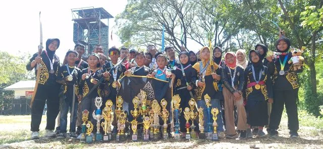Atlet-atlet didikan Trah Pemanah saat memamerkan trofi-trofi juaranya. (Foto: Istimewa)