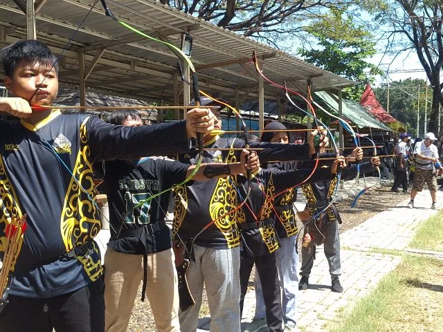 Pelatih Trah Pemanah Kurnia Cahyanto saat melatih atlet-atlet didikannya di Lapangan Panahan Korps Marinir, Gunungsari, Surabaya. (Foto: Istimewa)