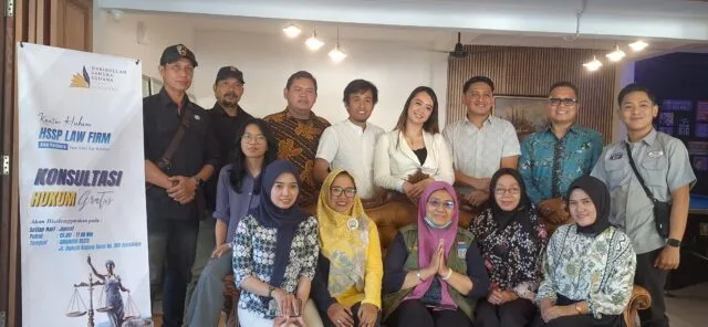 Pengacara dan notaris yang tergabung dalam HSSP Law Firm saat memulai konsultasi hukum gratis di Grandia Eatery Surabaya. (Foto: Istimewa)