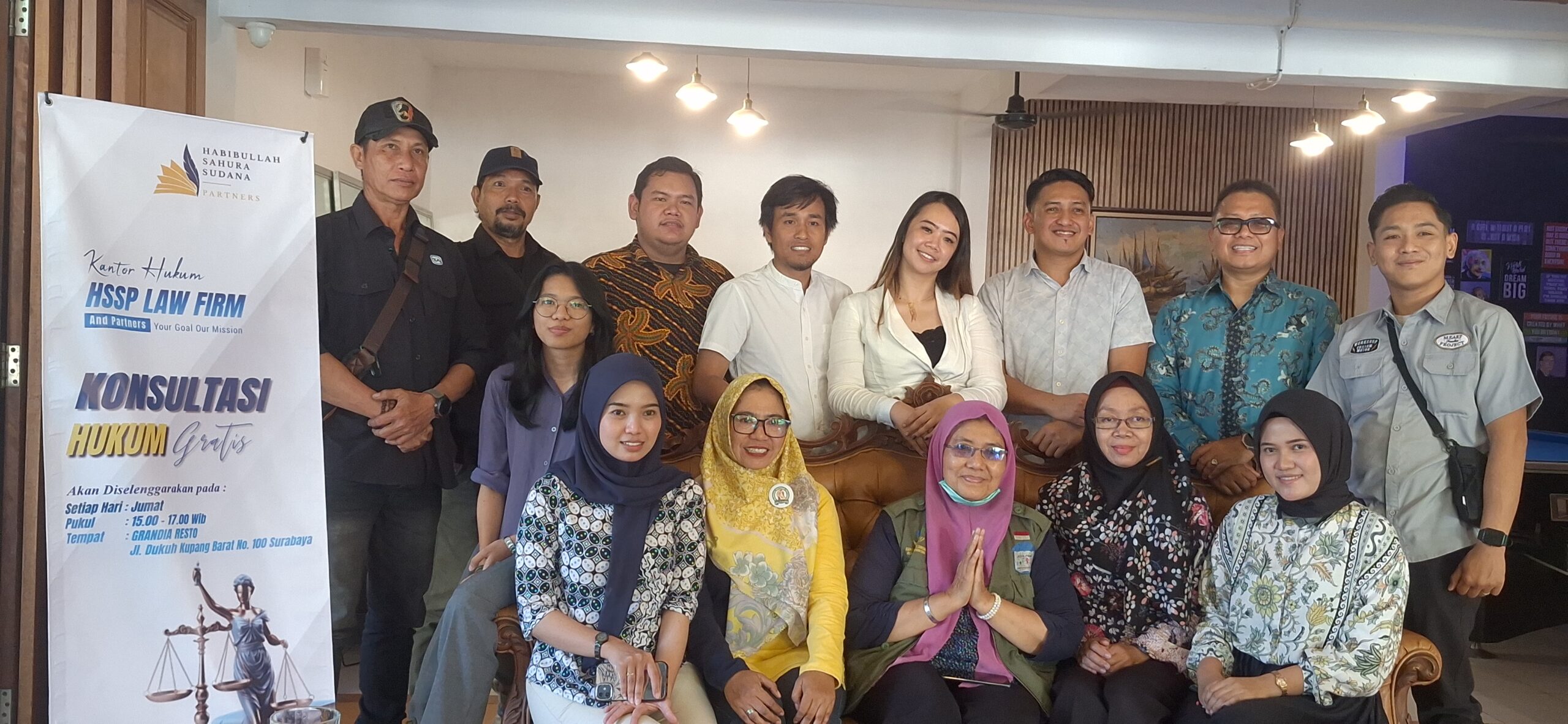 Pengacara dan notaris yang tergabung dalam HSSP Law Firm saat memulai konsultasi hukum gratis di Grandia Eatery Surabaya. (Foto: Istimewa)