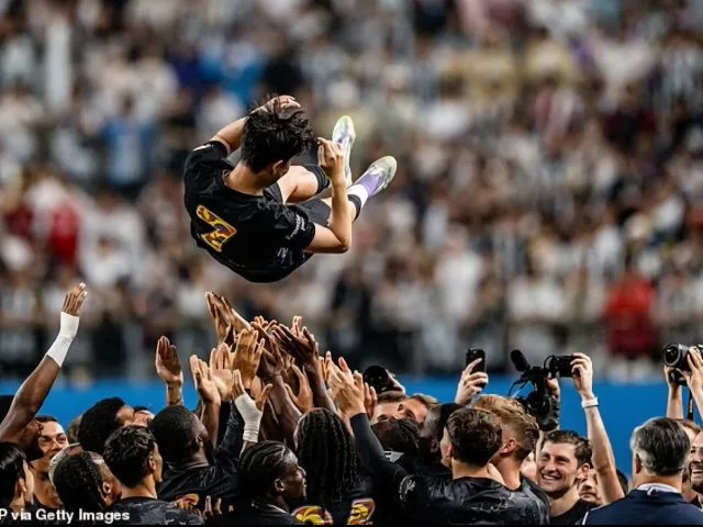 Son Heung-min yang diangkat ramai-ramai pemain-pemain Tottenham Hotspur dan Newcastle United usai laga pramusim di Seoul World Cup Stadium, Seoul, Minggu malam (3/8). (Foto: Daily Mail)