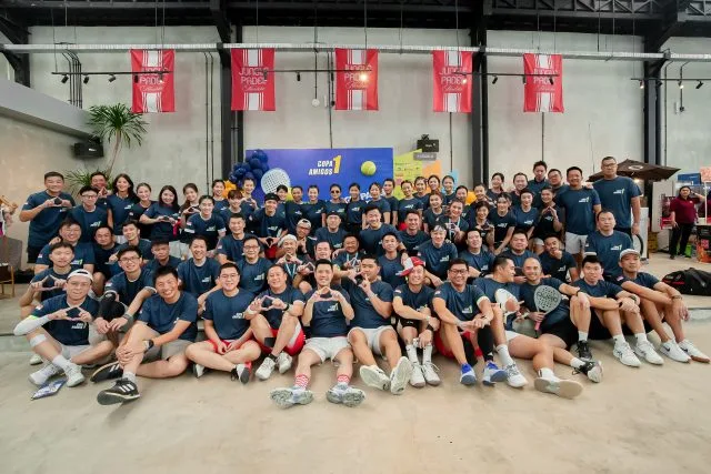Seluruh anggota komunitas padel Amigos berfoto sebelum turnamen internal Copa Amigos Uno di Jungle Padel Club, Surabaya, Sabtu (9/8). (Foto: Amigos)