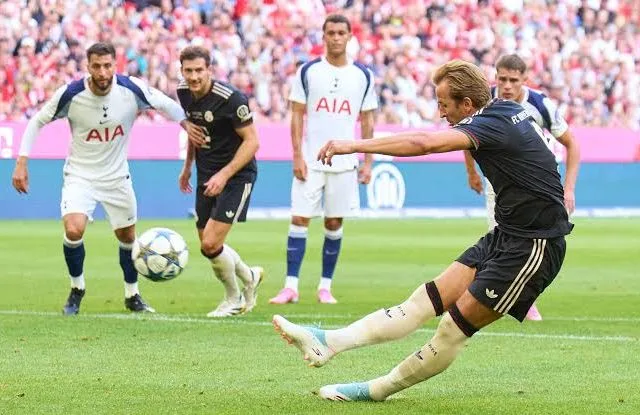 Striker Bayern Munchen Harry Kane yang terpeleset saat mengambil tendangan penalti melawan Tottenham Hotspur di Allianz Arena, Munchen, Jumat dini hari WIB (8/8). (Foto: Daily Mail)