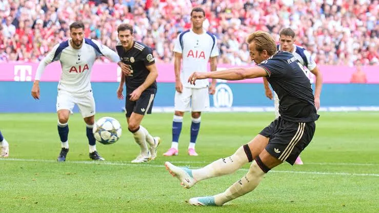Striker Bayern Munchen Harry Kane yang terpeleset saat mengambil tendangan penalti melawan Tottenham Hotspur di Allianz Arena, Munchen, Jumat dini hari WIB (8/8). (Foto: Daily Mail)