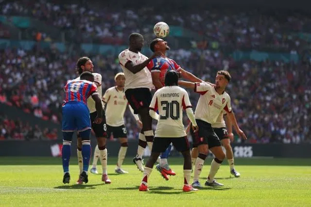 Upaya pertahanan Liverpool FC saat menghadang upaya pemain-pemain Crystal Palace menjebol gawang LFC. (Foto: The 4th Official)