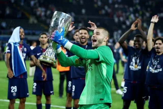Kiper Paris Saint-Germain (PSG) Lucas Chevalier merayakan suksesnya memenangi Piala Super Eropa melawan Tottenham Hotspur di Stadio Friuli, Udine, Kamis dini hari (14/8). (Foto: New York Times)