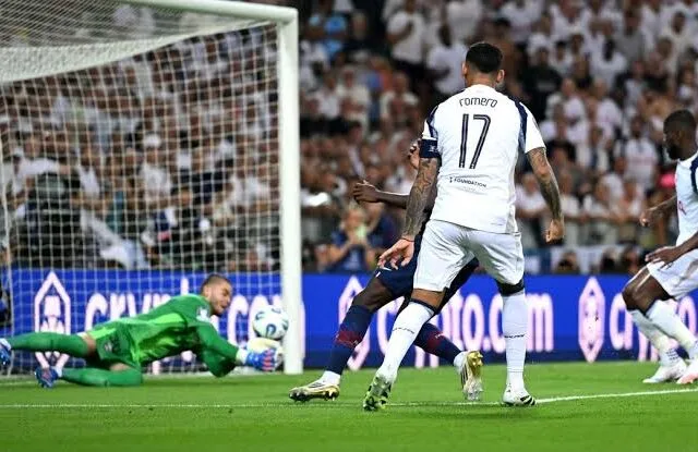 Aksi penyelamatan adu penalti kiper Paris Saint-Germain (PSG) Lucas Chevalier. (Foto: Eurosport)