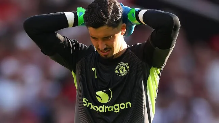 Kiper Manchester United Altay Bayindir. (Foto: Manchester Evening News)