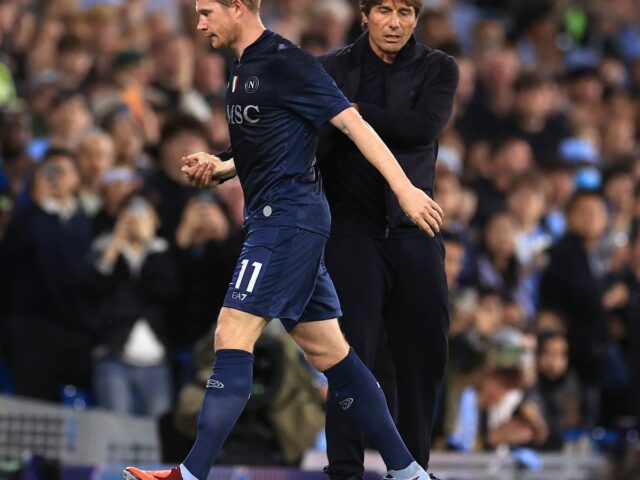 Gelandang SSC Napoli Kevin De Bruyne saat digantikan pelatih Antonio Conte. (Foto: Football Italia)