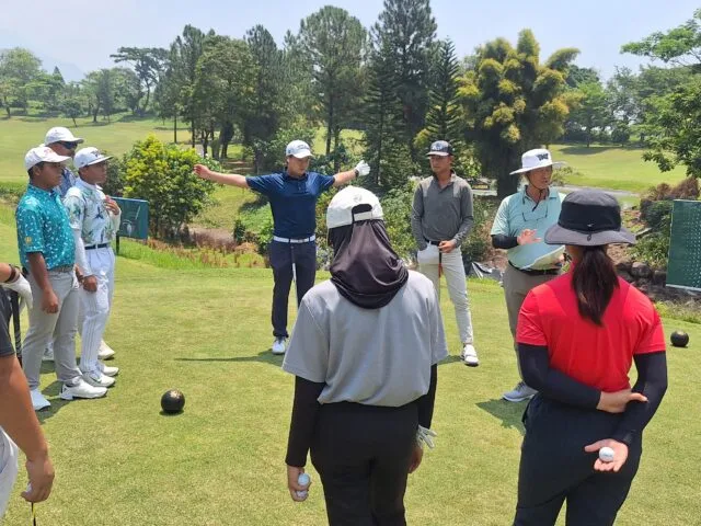 Pegolf peserta turnamen golf EJAV Junior Master Series 2 mendengarkan briefing di tee box 1 Taman Dayu Golf Club & Resort, Pasuruan, Sabtu (13/9). (Foto: Istimewa)