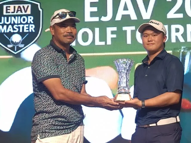 Jonathan Manuel Wijanto (kanan) saat menerima piala dari Anggota Komite EJAV Junior Master Sunarlin di Taman Dayu Golf Club & Resort, Pasuruan, Sabtu (13/9). (Foto: Istimewa)