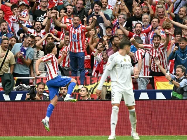 Kapten Real Madrid Federico Valverde (kanan) menyaksikan selebrasi gol striker Atletico Madrid Julian Alvarez dalam derbi Madrid, Sabtu (27/9). (Foto: France24)