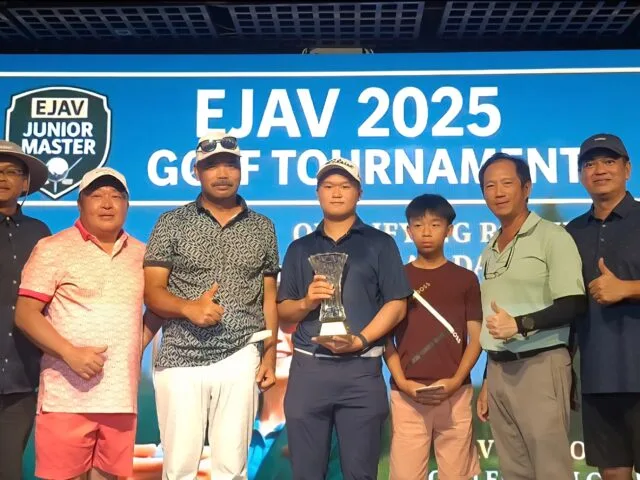 Jonathan Manuel Wijanto (empat dari kanan) bersama peraih juara ketiga Jevan Lucius Ludy (tiga dari kanan) dan orang tua dalam EJAV Junior Master series 2 di Taman Dayu Golf Club & Resort, Pasuruan. (Foto: Istimewa)