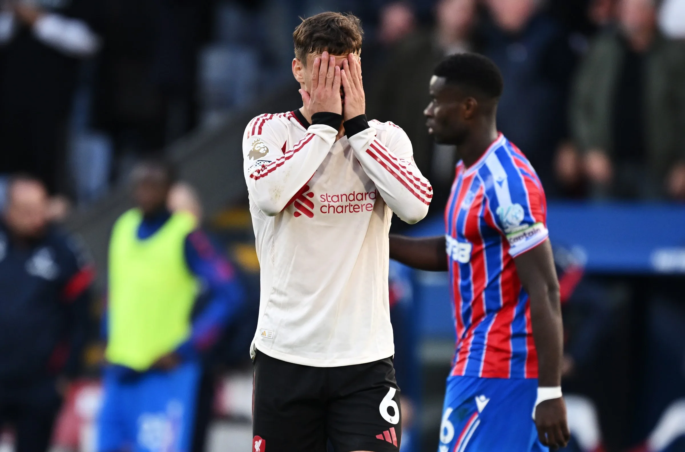 Gelandang Liverpool FC Dominik Szoboszlai menutup wajahnya setelah gagal menyelamatkan Liverpool FC dari kekalahan atas Crystal Palace di Liga Primer Inggris, Sabtu (28/9). (Foto: Getty Images)