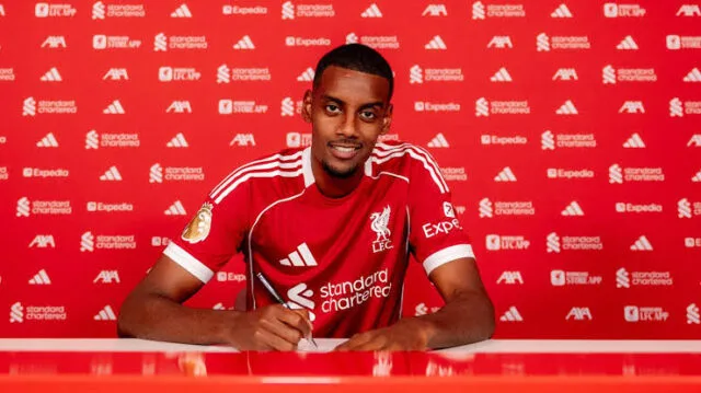 Alexander Isak saat menandatangani kontrak termahal sebagai penggawa Liverpool FC. (Foto: Liverpool.com)