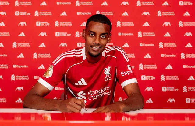 Alexander Isak saat menandatangani kontrak termahal sebagai penggawa Liverpool FC. (Foto: Liverpool.com)