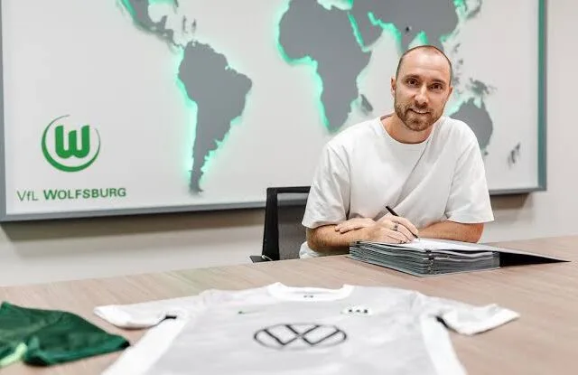 Christian Eriksen saat meneken kontrak dengan VfL Wolfsburg. (Foto: VfL Wolfsburg)