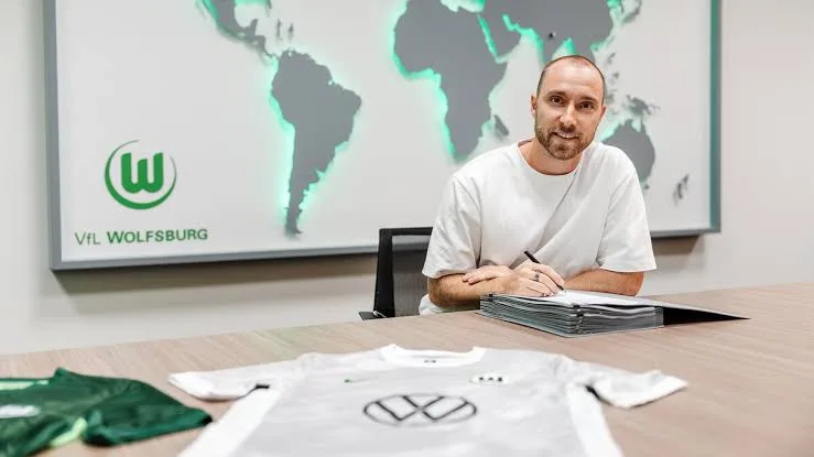 Christian Eriksen saat meneken kontrak dengan VfL Wolfsburg. (Foto: VfL Wolfsburg)