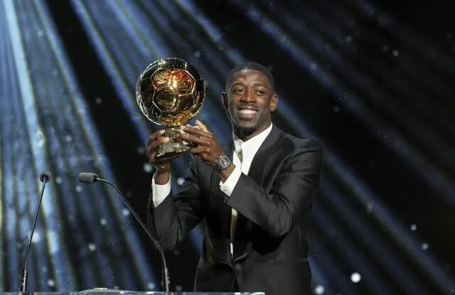 Striker Paris Saint-Germain (PSG) Ousmane Dembele mengangkat trofi Ballon d'Or 2025 di Theatre du Chatelet, Paris. (Foto: FAZ)